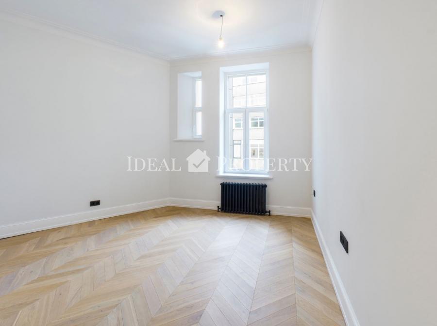 We offer for sale a new apartment in a renovated building in the city center.