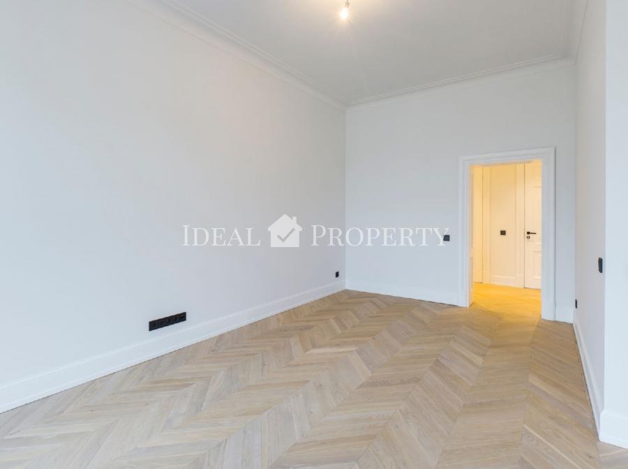 We offer for sale a new apartment in a renovated building in the city center.