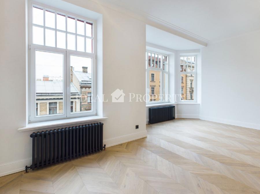 We offer for sale a new apartment in a renovated building in the city center.