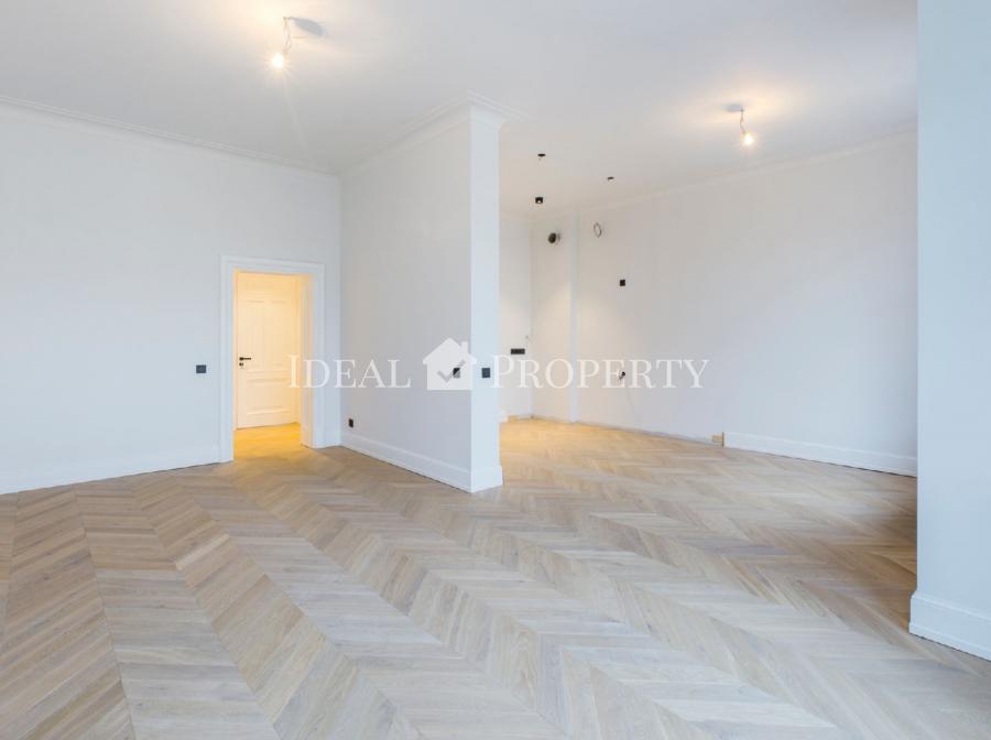 We offer for sale a new apartment in a renovated building in the city center.