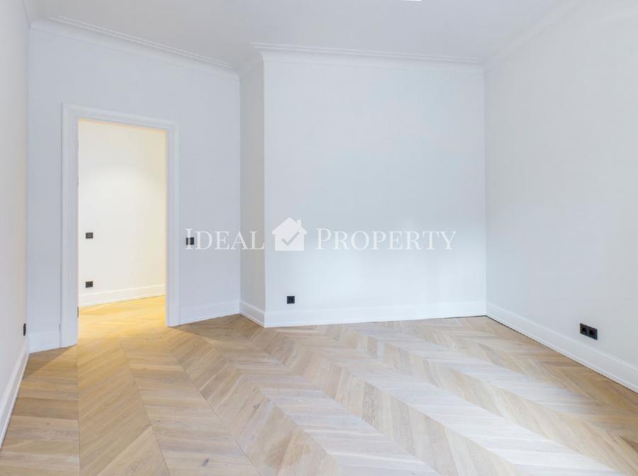 We offer for sale a new apartment in a renovated building in the city center.