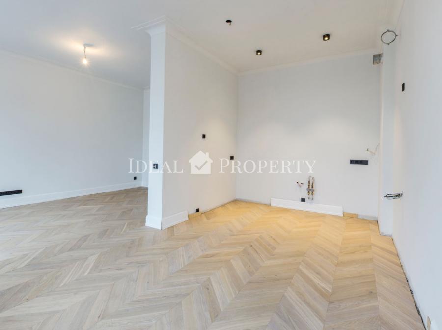 We offer for sale a new apartment in a renovated building in the city center.