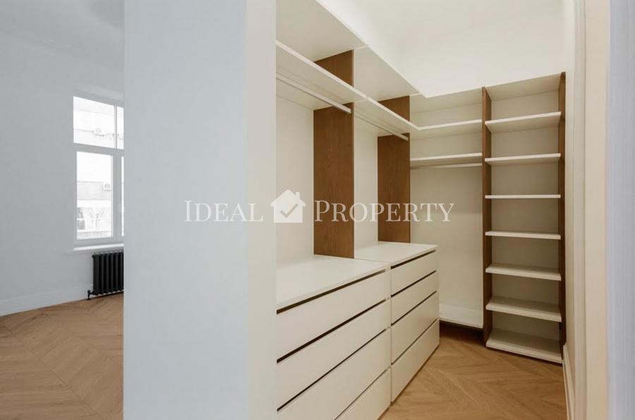 We offer for sale a new apartment in a renovated building in the city center.