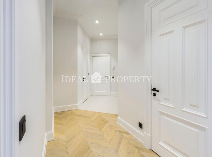 We offer for sale a new apartment in a renovated building in the city center.