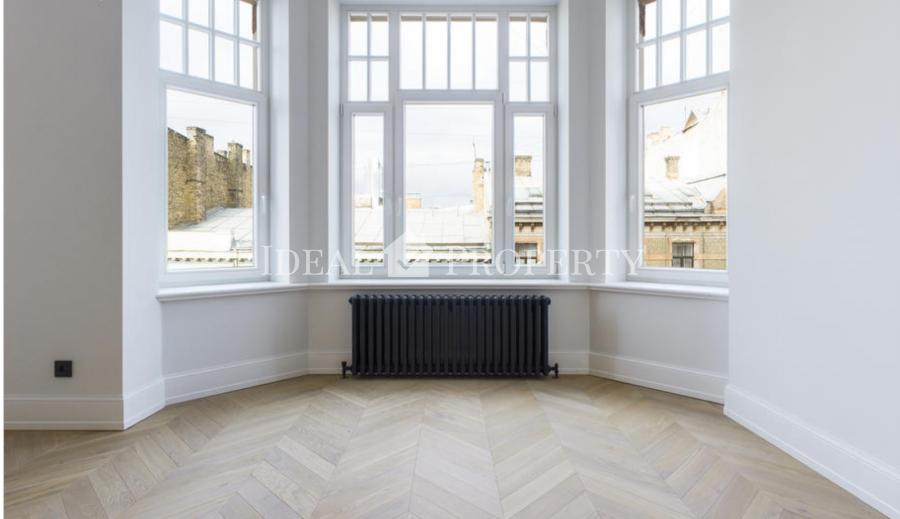 We offer for sale a new apartment in a renovated building in the city center.