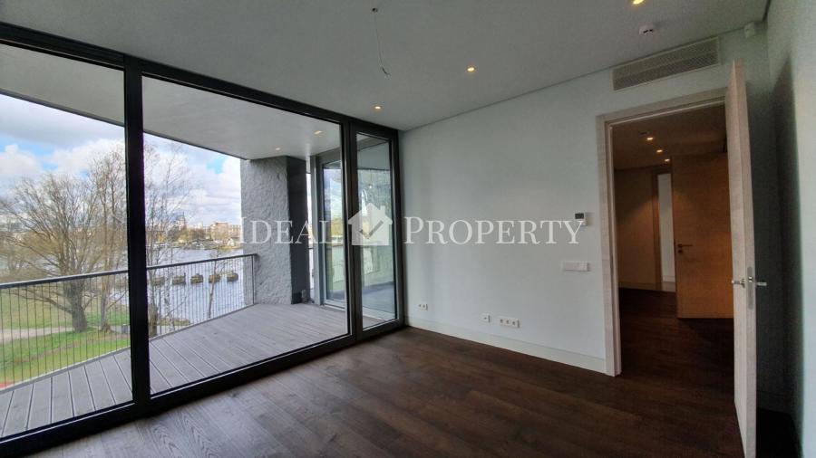 For sale a spacious apartment in a new project in the city center.