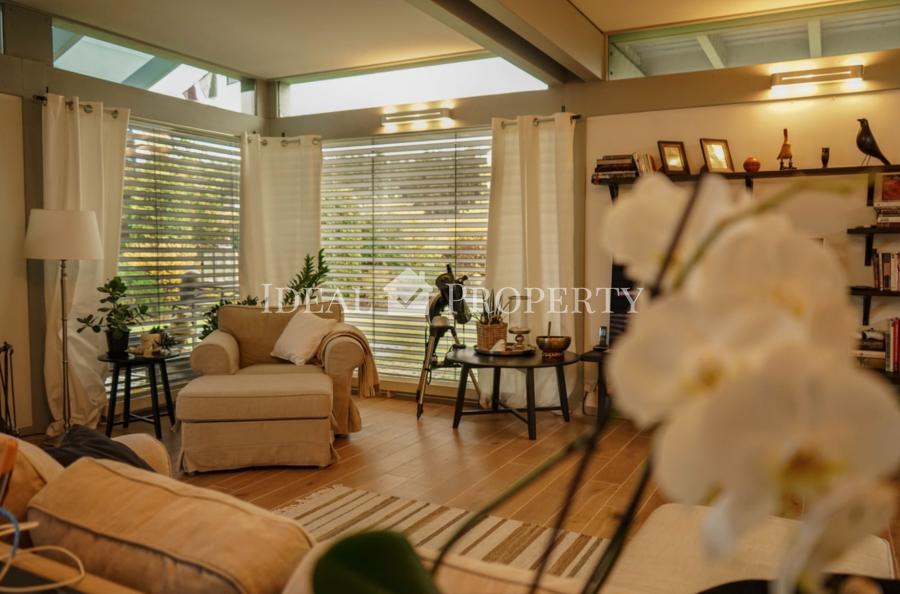 Мы предлагаем современный, полностью меблированный частный дом в благоустроенной Салиене.