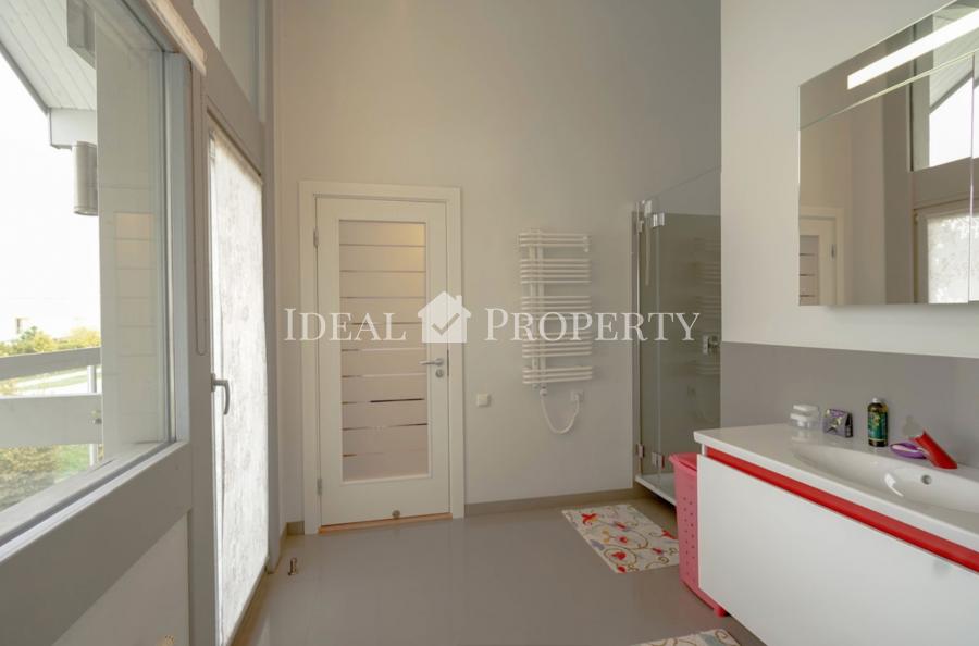 Мы предлагаем современный, полностью меблированный частный дом в благоустроенной Салиене.