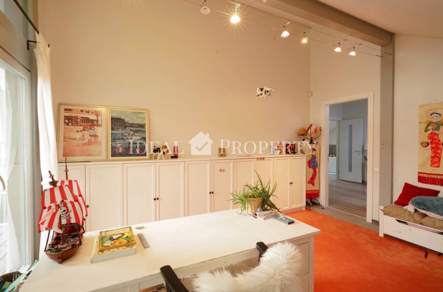 Мы предлагаем современный, полностью меблированный частный дом в благоустроенной Салиене.