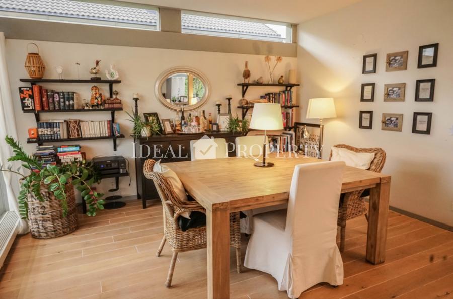 Мы предлагаем современный, полностью меблированный частный дом в благоустроенной Салиене.