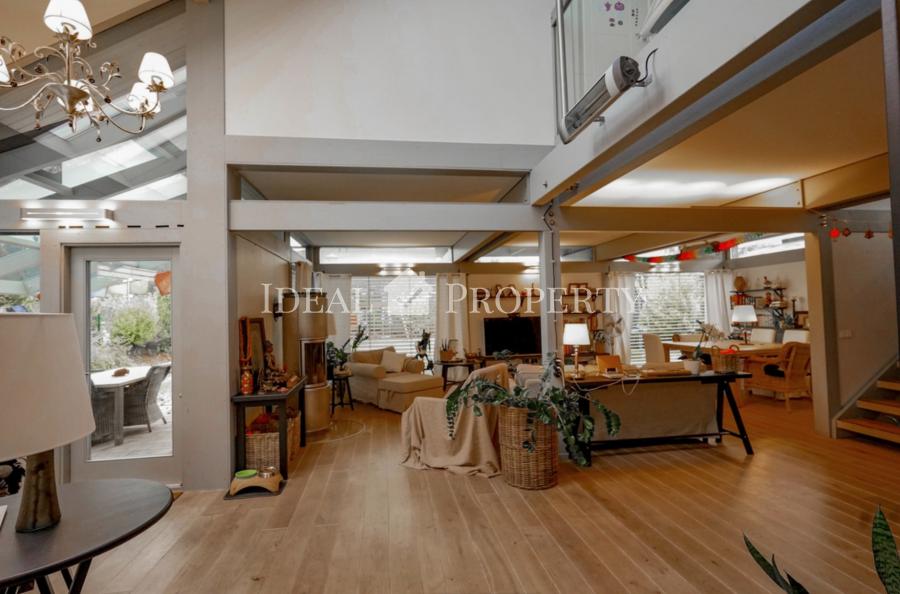 Мы предлагаем современный, полностью меблированный частный дом в благоустроенной Салиене.