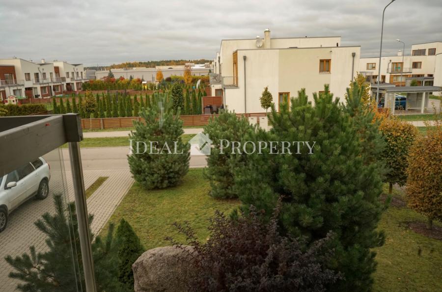 Мы предлагаем современный, полностью меблированный частный дом в благоустроенной Салиене.