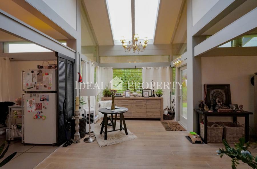 Мы предлагаем современный, полностью меблированный частный дом в благоустроенной Салиене.