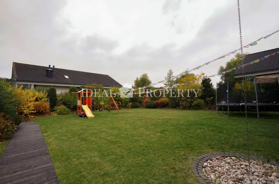 Мы предлагаем современный, полностью меблированный частный дом в благоустроенной Салиене.