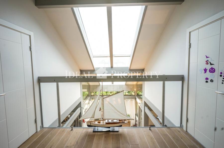 Мы предлагаем современный, полностью меблированный частный дом в благоустроенной Салиене.