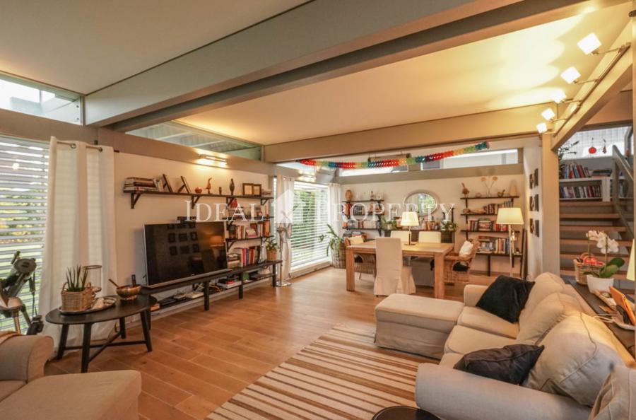 Мы предлагаем современный, полностью меблированный частный дом в благоустроенной Салиене.