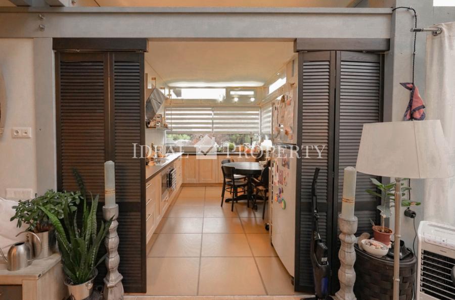 Мы предлагаем современный, полностью меблированный частный дом в благоустроенной Салиене.