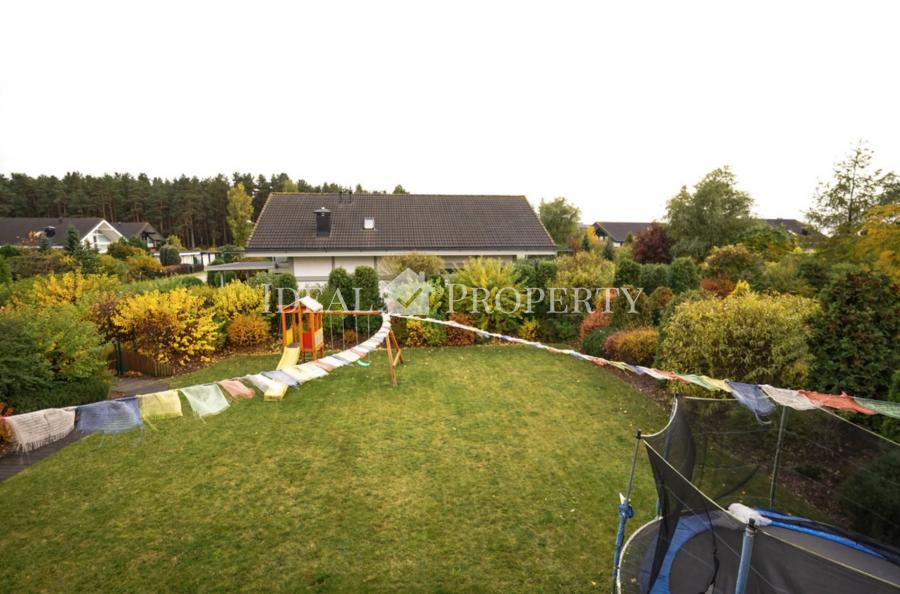 Мы предлагаем современный, полностью меблированный частный дом в благоустроенной Салиене.