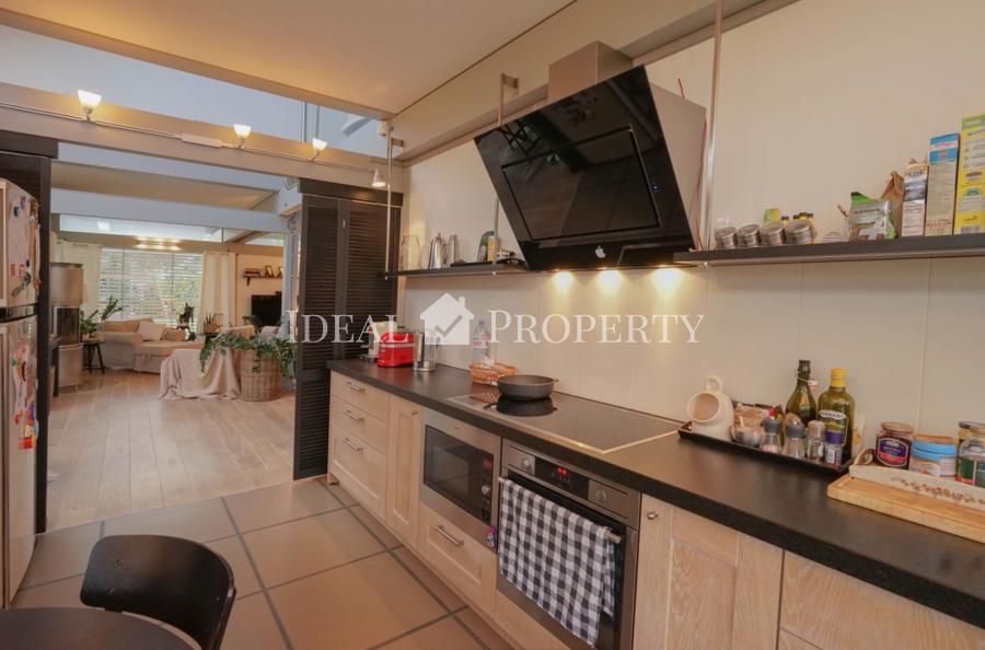 Мы предлагаем современный, полностью меблированный частный дом в благоустроенной Салиене.