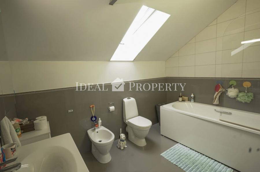 Мы предлагаем современный, полностью меблированный частный дом в благоустроенной Салиене.