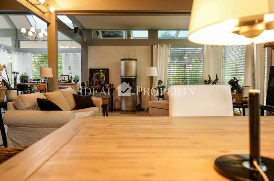 Мы предлагаем современный, полностью меблированный частный дом в благоустроенной Салиене.