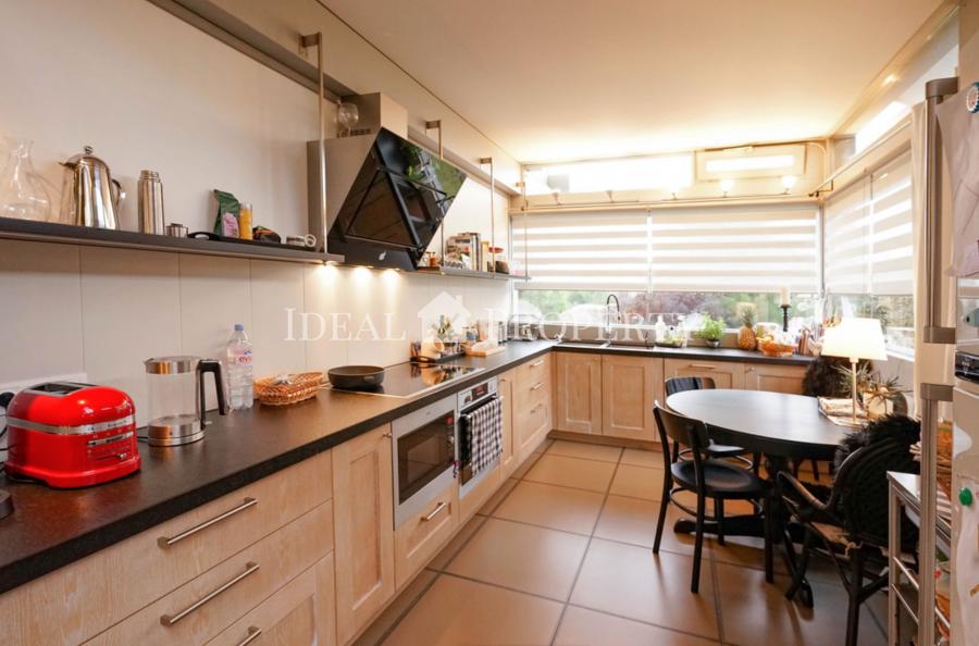 Мы предлагаем современный, полностью меблированный частный дом в благоустроенной Салиене.