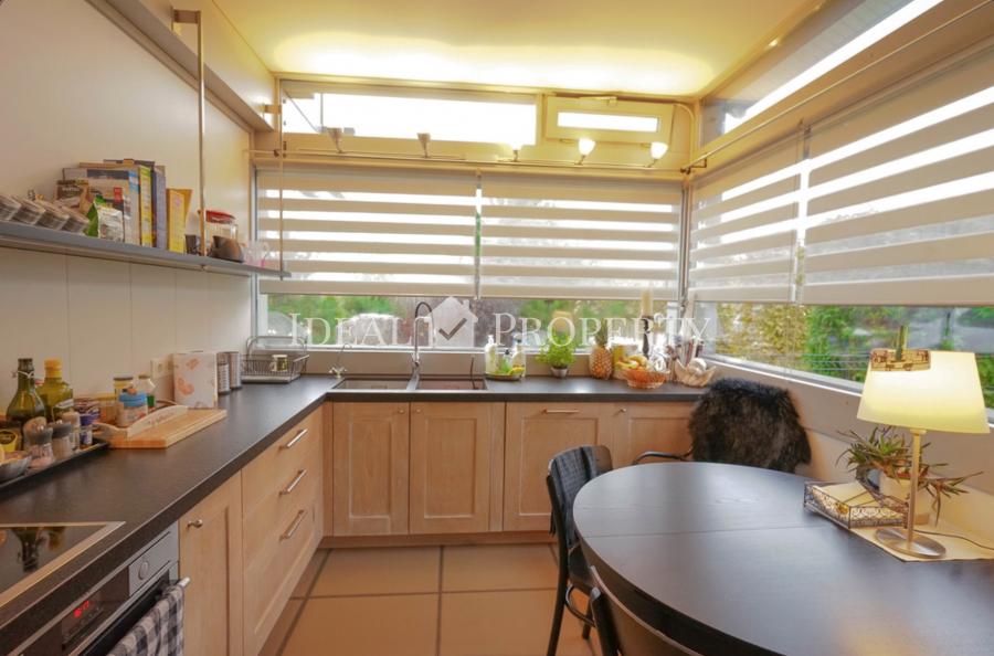 Мы предлагаем современный, полностью меблированный частный дом в благоустроенной Салиене.