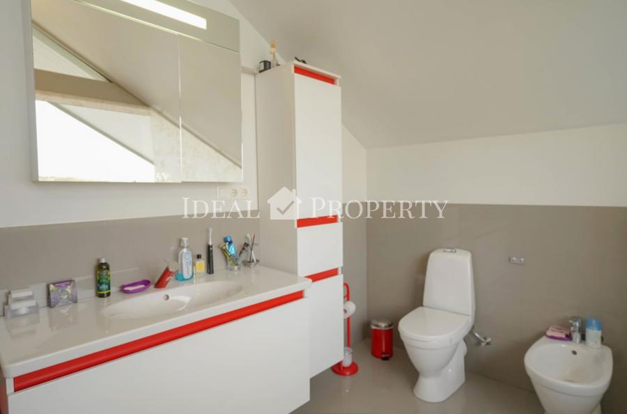 Мы предлагаем современный, полностью меблированный частный дом в благоустроенной Салиене.