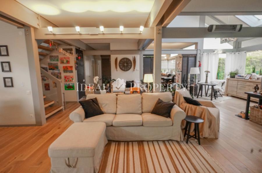 Мы предлагаем современный, полностью меблированный частный дом в благоустроенной Салиене.