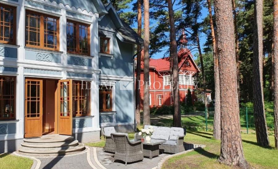 We offer for long-term rent a private house in the central part of Jurmala.