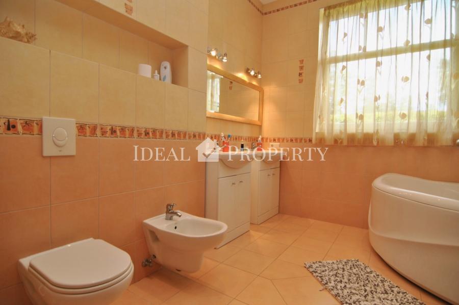 Lieliska māja prestižā ciematā Buciņi, 5 minūšu brauciena attālumā no Rīgas robežas.