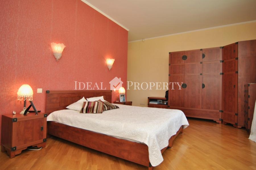 Lieliska māja prestižā ciematā Buciņi, 5 minūšu brauciena attālumā no Rīgas robežas.