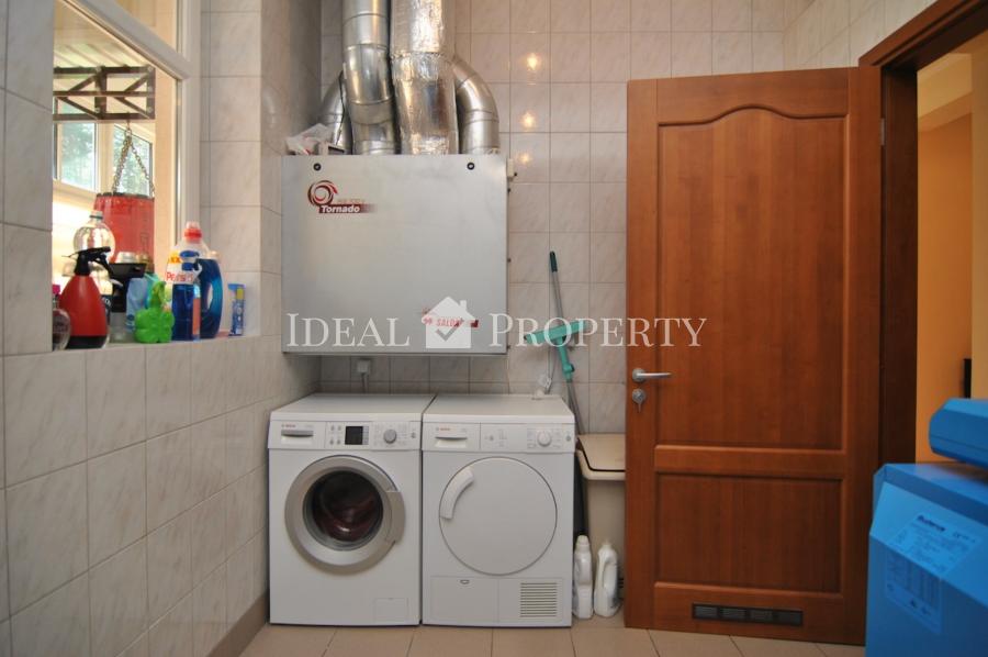 Lieliska māja prestižā ciematā Buciņi, 5 minūšu brauciena attālumā no Rīgas robežas.