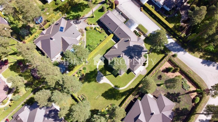 Lieliska māja prestižā ciematā Buciņi, 5 minūšu brauciena attālumā no Rīgas robežas.