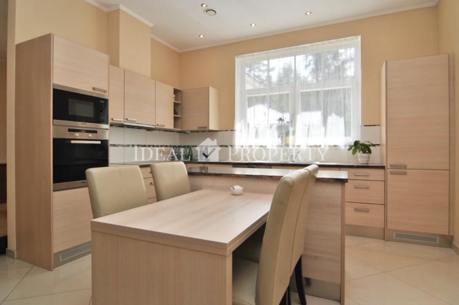 Lieliska māja prestižā ciematā Buciņi, 5 minūšu brauciena attālumā no Rīgas robežas.