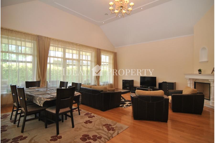 Lieliska māja prestižā ciematā Buciņi, 5 minūšu brauciena attālumā no Rīgas robežas.