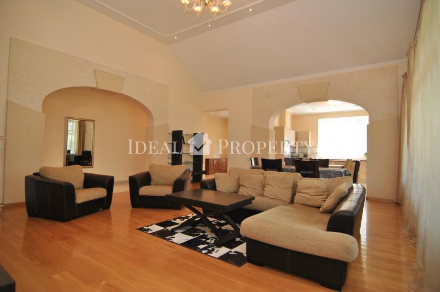 Lieliska māja prestižā ciematā Buciņi, 5 minūšu brauciena attālumā no Rīgas robežas.