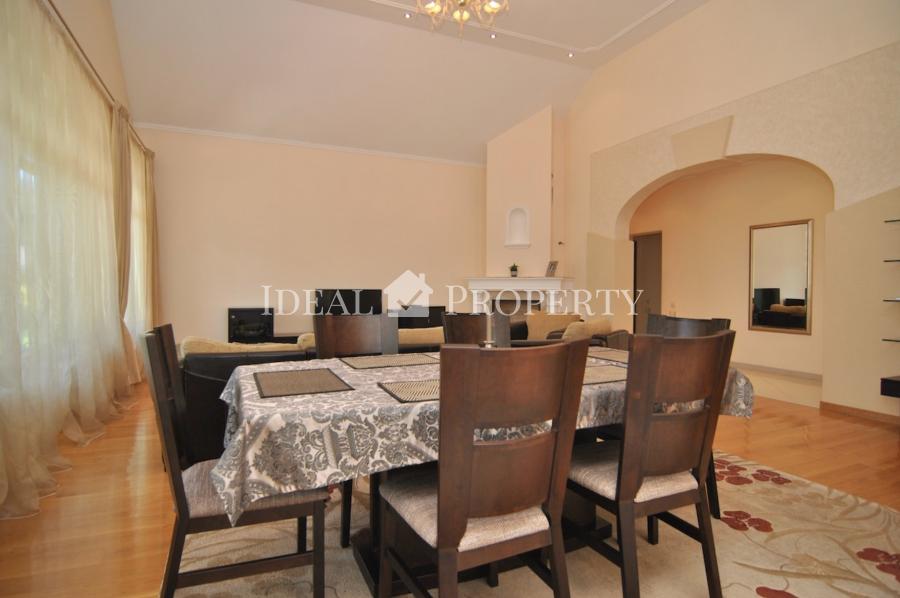 Lieliska māja prestižā ciematā Buciņi, 5 minūšu brauciena attālumā no Rīgas robežas.