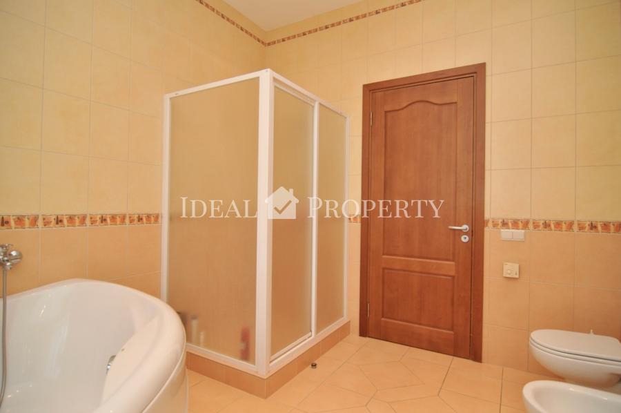 Lieliska māja prestižā ciematā Buciņi, 5 minūšu brauciena attālumā no Rīgas robežas.