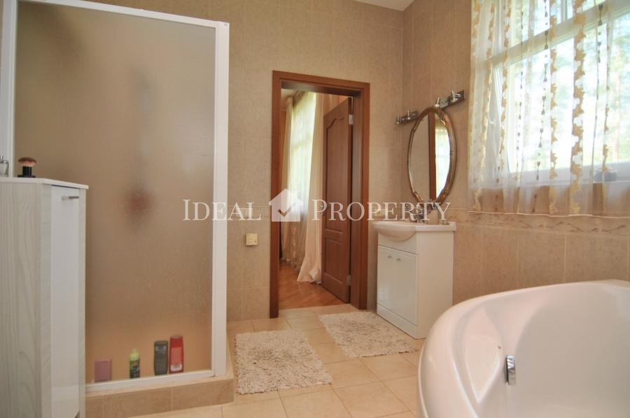 Lieliska māja prestižā ciematā Buciņi, 5 minūšu brauciena attālumā no Rīgas robežas.