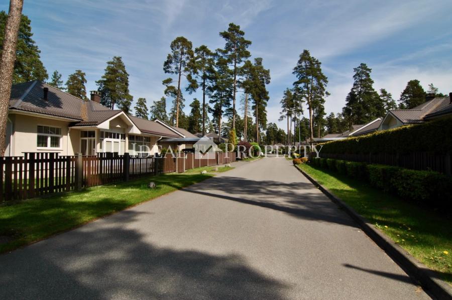 Lieliska māja prestižā ciematā Buciņi, 5 minūšu brauciena attālumā no Rīgas robežas.