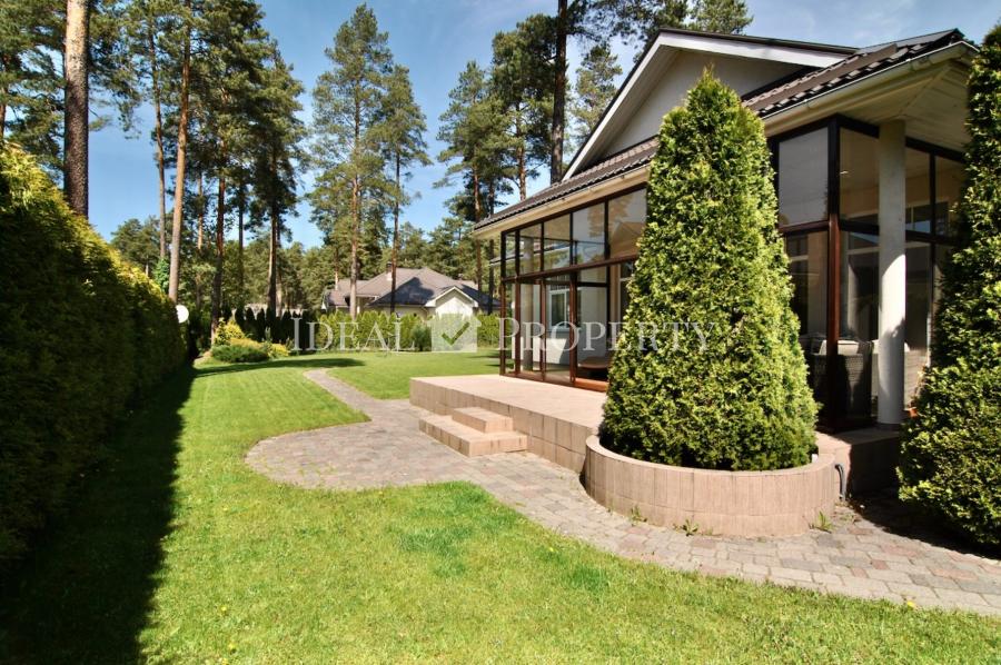 Lieliska māja prestižā ciematā Buciņi, 5 minūšu brauciena attālumā no Rīgas robežas.