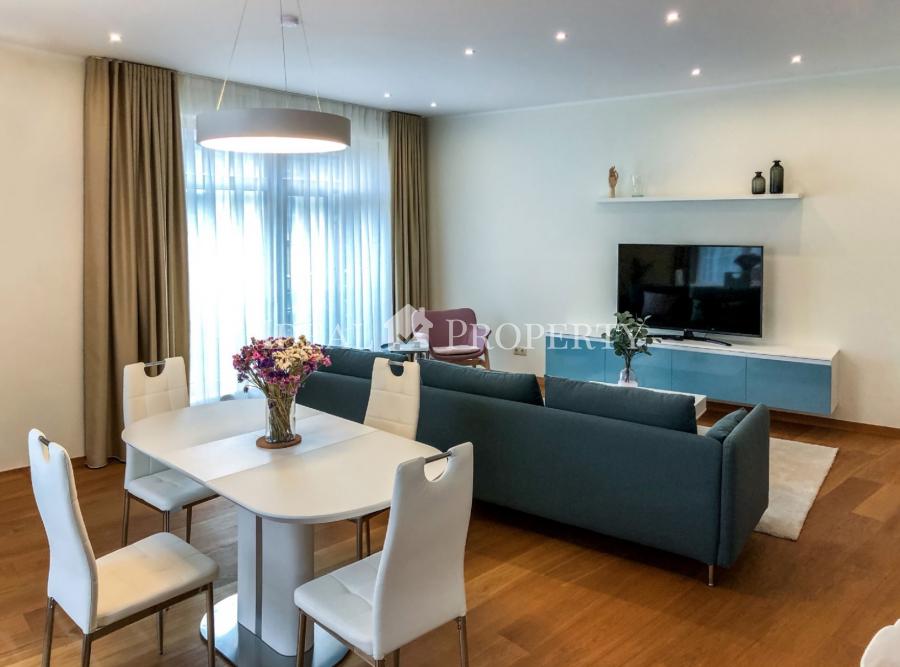 We offer to rent a completely new, furnished 3-room apartment in the new club house KERN RESIDENCES in the very heart of Riga, Citadeles street. The apartment has a high class finishing, tasteful interior design, high-quality furniture, all necessary kitc