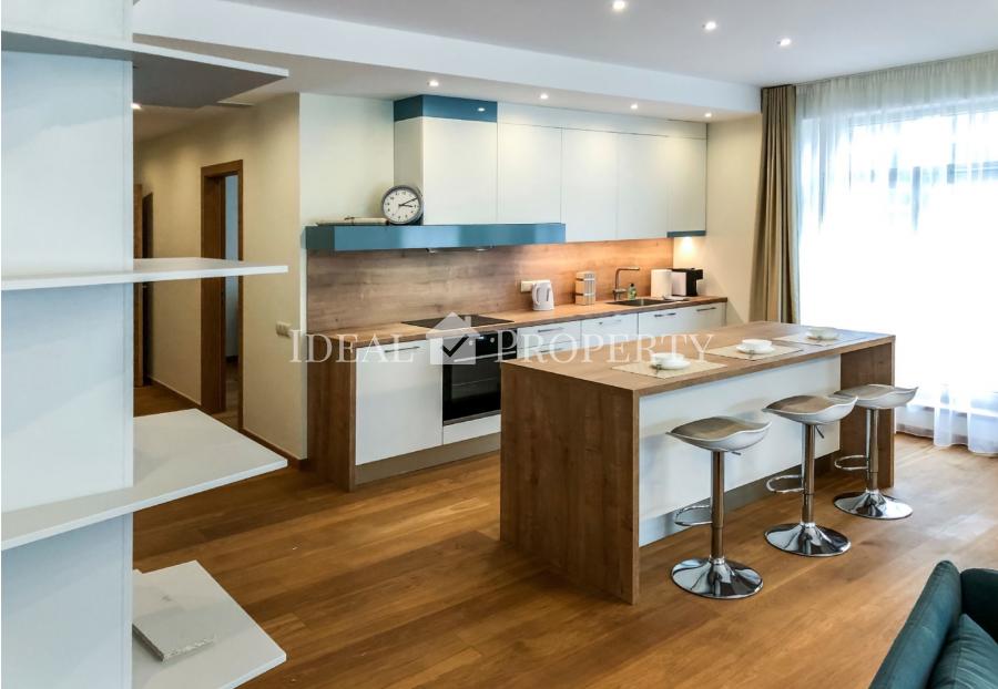 We offer to rent a completely new, furnished 3-room apartment in the new club house KERN RESIDENCES in the very heart of Riga, Citadeles street. The apartment has a high class finishing, tasteful interior design, high-quality furniture, all necessary kitc