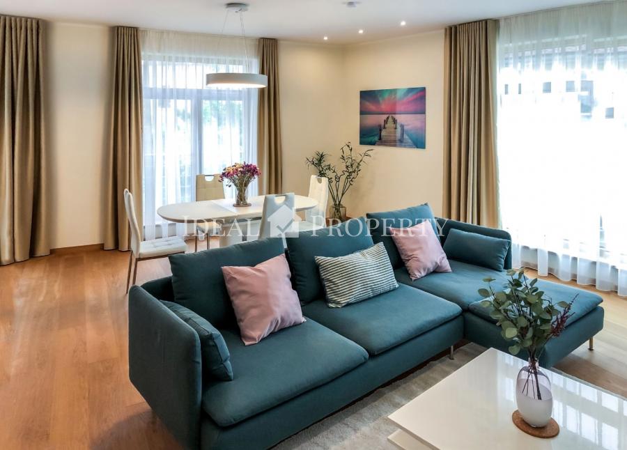 We offer to rent a completely new, furnished 3-room apartment in the new club house KERN RESIDENCES in the very heart of Riga, Citadeles street. The apartment has a high class finishing, tasteful interior design, high-quality furniture, all necessary kitc