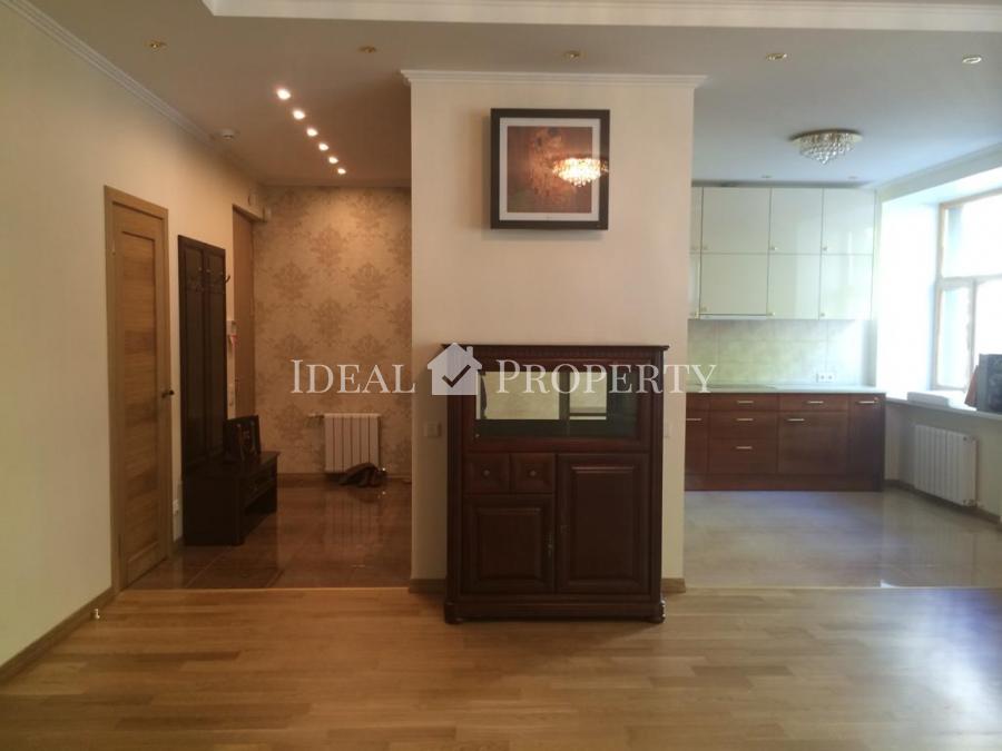 For sale an exclusive 4-rooms apartment in the quiet Center, opposite Kronvalda Park, in the embassy district.