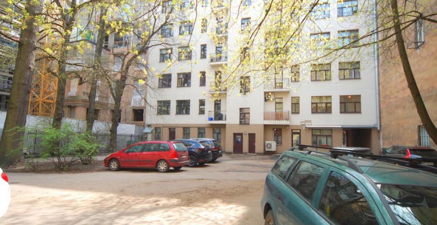 For sale an exclusive 4-rooms apartment in the quiet Center, opposite Kronvalda Park, in the embassy district.