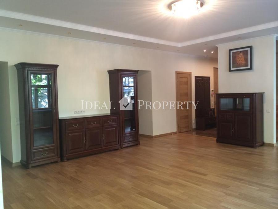 For sale an exclusive 4-rooms apartment in the quiet Center, opposite Kronvalda Park, in the embassy district.