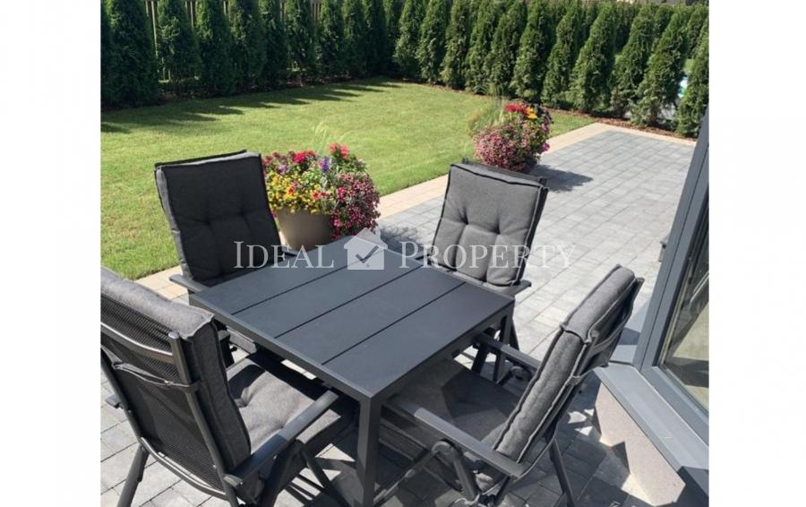 Piedāvajam izīrēt jaunu māju (dviņu mājas) skaistā vietā Valteros.