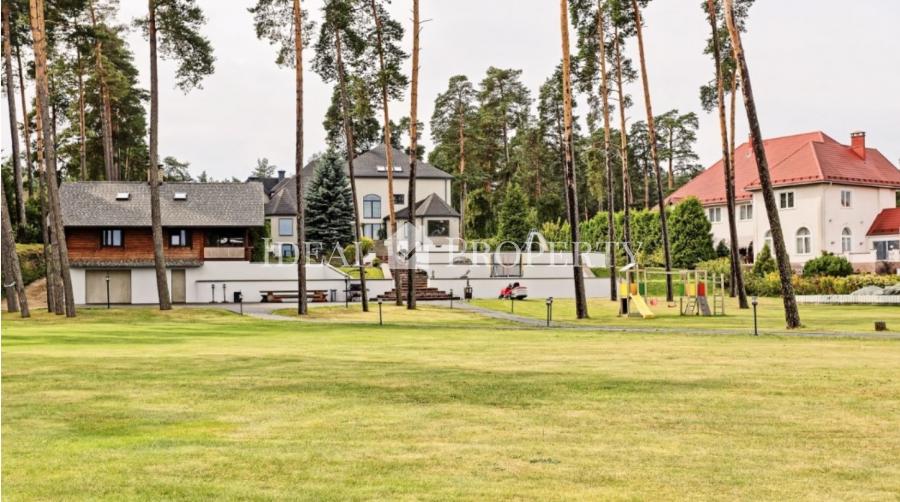 Villa with a holiday house on the shore of the Big Baltezers.